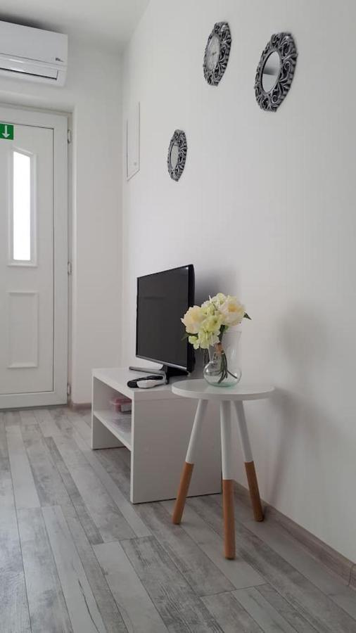 Apartman Lidija Dinjiska ภายนอก รูปภาพ